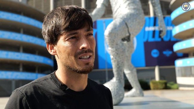海报上主演六人身着朝鲜时代的服饰，齐齐看向海报外的观众，甚为吸引眼球。